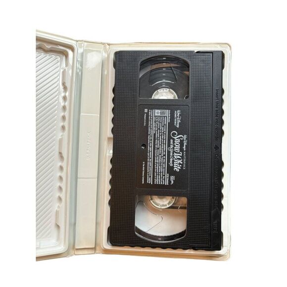 Walt Disney Masterpiece Snow White And The Seven Dwarfs VHS Tape With Clamshell - Picture 3 of 7